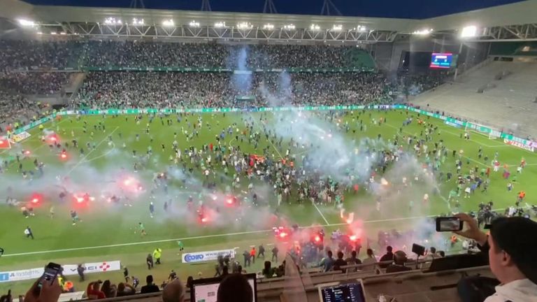 Pic: Adrien Blettery / TL7
pitch invasion Saint-Etienne