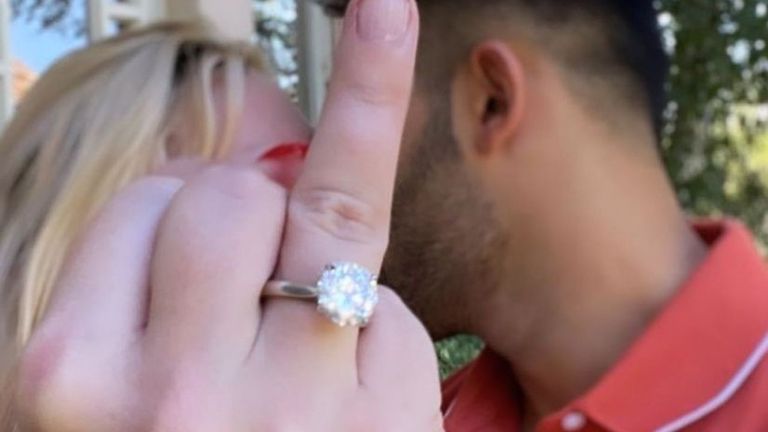 Sam Asghari compartió esta foto de Britney Spears y su anillo de compromiso en Instagram