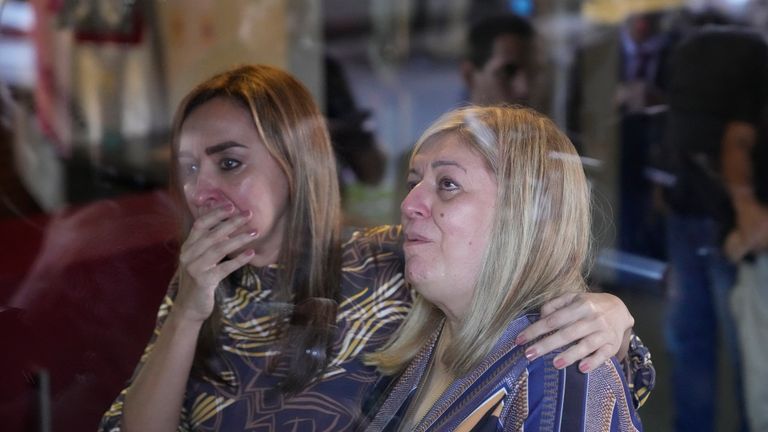 Paraguay Başsavcısı Sandra Quiñonez, sağda ve başka bir kadın, Kolombiya'daki Paraguaylı savcı Marcelo Pecci'nin Asuncion, Paraguay'daki balayı sırasında öldürüldüğünü öğrendikten sonra ofisinin girişindeki Meryem Ana heykeline dua ediyor, Salı, Mayıs 10, 2022. (AP Fotoğraf/Jorge Saenz) PIC:AP