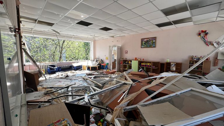 Sekolah rusak di Kharkiv