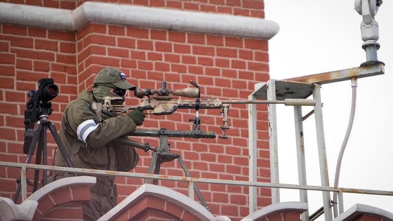 Personel layanan keamanan menargetkan senapan sniper untuk mengamankan daerah selama parade Hari Kemenangan di Moskow.  Rusia  Pada hari Senin, 9 Mei 2022, pada peringatan 77 tahun berakhirnya Perang Dunia II (AP photo/Alexander Zemlianichenko) PIC:AP                                                                                                                                