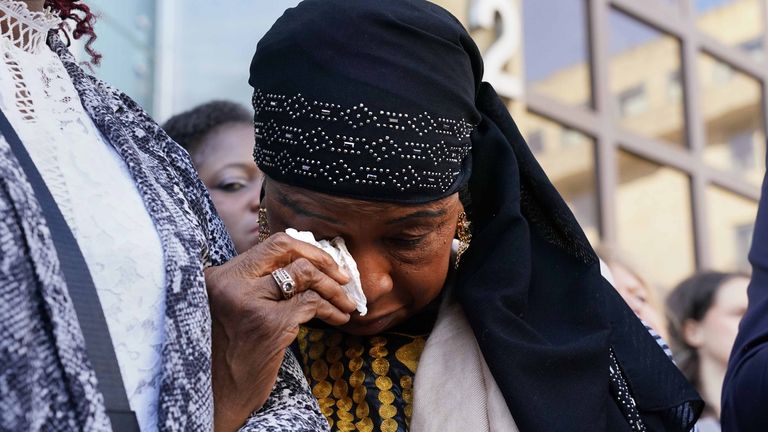 La mère de Sheku, Aminata Bayoh, s'essuie les yeux devant Capital House à Édimbourg avant le début d'une enquête publique sur la mort de Sheku Bayoh.  Date de la photo : mardi 10 mai 2022.