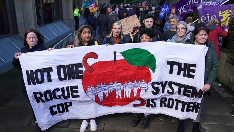 Des manifestants devant Capital House à Édimbourg