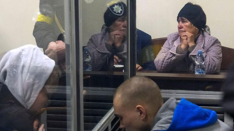 Un représentant d'une victime Kateryna Shelikhova est assis à côté d'un soldat russe Vadim Shishimarin, 21 ans, soupçonné de violations des lois et normes de la guerre, lors d'une audience au tribunal, au milieu de l'invasion russe de l'Ukraine, à Kiev, Ukraine le 18 mai , 2022. REUTERS/Vladyslav Musiienko