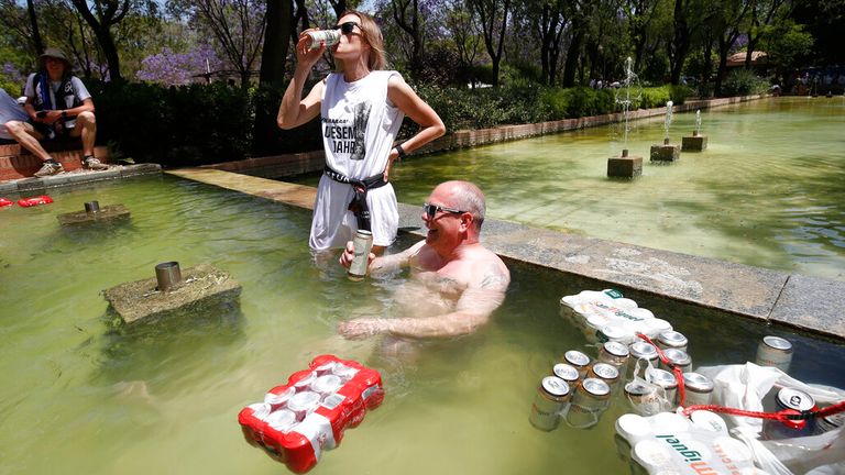 Un aficionado al fútbol se refrescó este miércoles en Sevilla.  Foto: AP