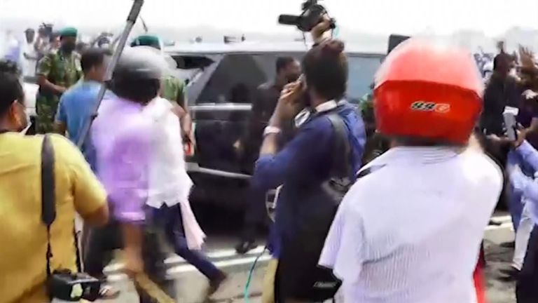 Sri Lanka&#39;s opposition leader Sajith Premadasa faced angry protesters outside the Presidential Secretaria