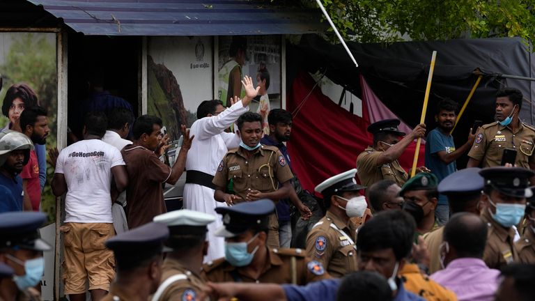 Un preot catolic din Sri Lanka, care protestează, de asemenea, este atacat de susținătorii guvernului în afara reședinței oficiale a primului ministru Mahinda Rajapaksa din Colombo, Sri Lanka, luni, 9 mai 2022. Susținătorii guvernului au atacat luni protestatarii care au fost cantonați. în afara biroului prim-ministrului din Sri Lanka, deoarece sindicatele au început a "Săptămâna protestelor" cerând schimbarea guvernului și președintelui său să demisioneze din cauza celei mai grave crize economice din memorie a țării PIC:AP