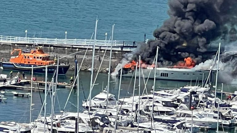 Los bomberos luchaban contra el incendio que destrozó un bote de 85 libras.  Foto por Tania Coatem