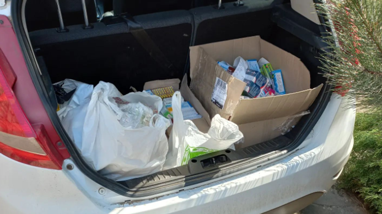 İlya, Melitopol'da ihtiyaç sahibi kişilere gıda ve ilaç paketleri dağıtıyor.  Bu malzemeleri Nisan ayı başlarında elde etti. 