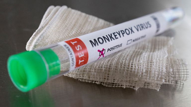Un tube à essai étiqueté positif au virus de la variole du singe