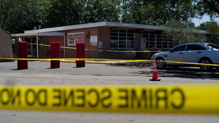 Une bande de scène de crime entoure l'école élémentaire Robb à Uvalde, au Texas, le mercredi 25 mai 2022. Le désespoir s'est transformé en chagrin déchirant pour les familles d'élèves du primaire tués après qu'un homme armé de 18 ans s'est barricadé dans leur classe au Texas et a commencé à tirer, tuant au moins 19 élèves de quatrième année et leurs deux enseignants.  (AP Photo/Jae C.Hong)