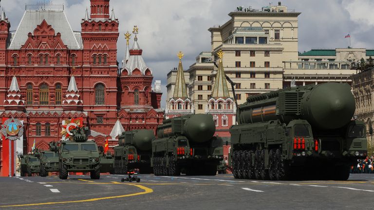 Kendaraan segala medan Tigr-M (Tiger) Yars Rusia dan sistem rudal balistik antarbenua melaju di Lapangan Merah selama parade Hari Kemenangan.