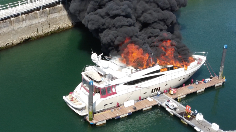 Yacht giganti: corsa per prevenire le fuoriuscite di petrolio dopo l’affondamento della nave devastata dagli incendi |  Notizie dal Regno Unito