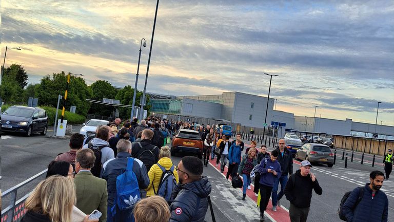 Files d'attente à l'aéroport de Bristol Pic : @AlexD_Meredith