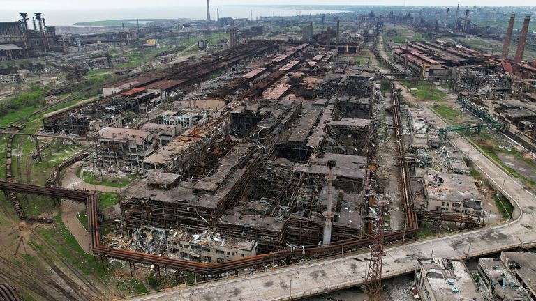 Une vue montre les installations détruites d'Azovstal Iron and Steel Works pendant le conflit Ukraine-Russie dans la ville portuaire méridionale de Marioupol, Ukraine le 22 mai 2022. Photo prise avec un drone.  REUTERS/Pavel Klimov IMAGES TPX DU JOUR