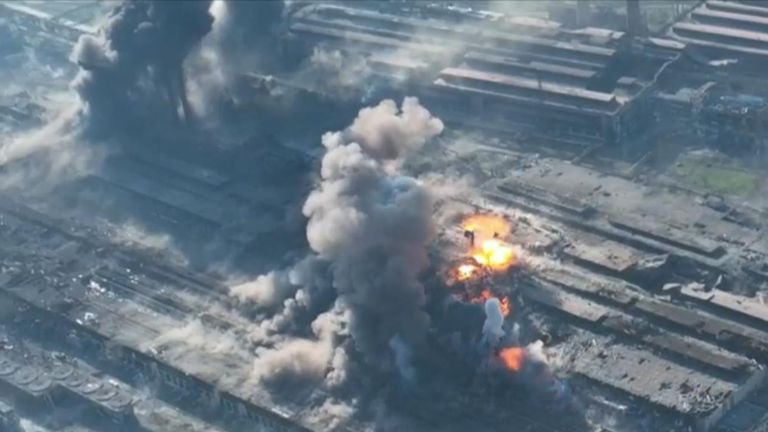 Sebuah video yang dirilis oleh separatis yang disponsori Rusia menunjukkan Mariupol dan serangan terhadap pabrik baja Azovstal di mana tentara Ukraina dimakamkan, Sky News, tidak dapat ditinjau ketika video itu diambil.