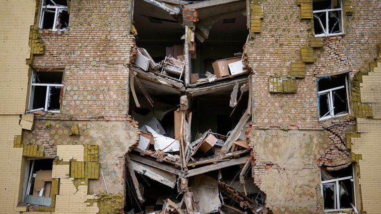 Trümmer hängen an einem Wohnhaus, das bei russischen Bombenangriffen in Bachmut in der Ostukraine schwer beschädigt wurde