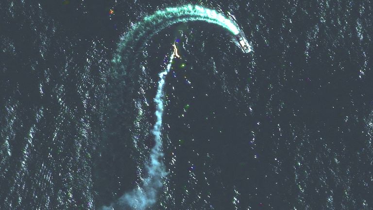 Bir uydu görüntüsü, Ukrayna'nın Yılan Adası yakınlarında bir Rus Serna sınıfı çıkarma gemisini ve olası bir füze kontrasını gösteriyor.  Resim: Reuters aracılığıyla Maxar Technologies