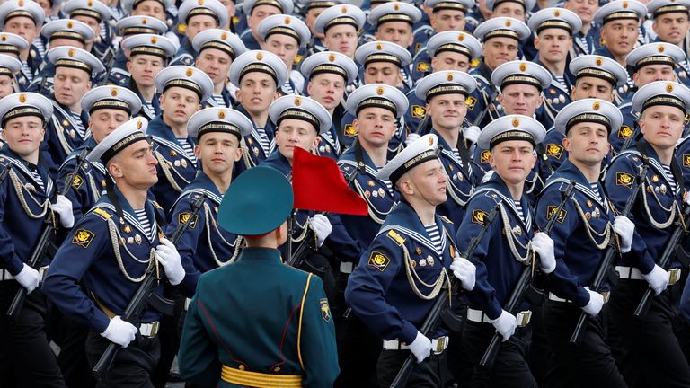 Pelaut Angkatan Laut Rusia berbaris selama parade militer pada Hari Kemenangan, peringatan 77 tahun kemenangan atas Nazi Jerman dalam Perang Dunia II, di Lapangan Merah di Moskow tengah, Rusia, 9 Mei 2022. REUTERS/Maxim Shemetov
