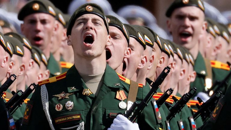 Anggota militer Rusia ikut serta dalam parade militer pada Hari Kemenangan, peringatan 77 tahun kemenangan atas Nazi Jerman dalam Perang Dunia II, di Lapangan Merah di Moskow tengah, Rusia, 9 Mei 2022. REUTERS/Maxim Shemetov