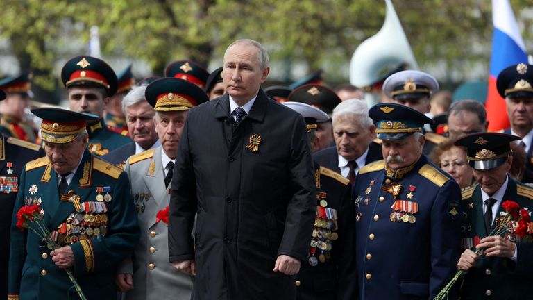 Vladimir Putin menghadiri upacara peletakan karangan bunga di Unknown Soldier pada Hari Kemenangan.