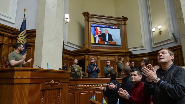 Presiden Ukraina Volodymyr Zelenskyy menghadiri sesi parlemen ketika Perdana Menteri Inggris Boris Johnson berbicara kepada anggota parlemen Ukraina melalui tautan video saat serangan Rusia terhadap Ukraina berlanjut di Kyiv, Ukraina 3 Mei 2022. REUTERS/Stringer