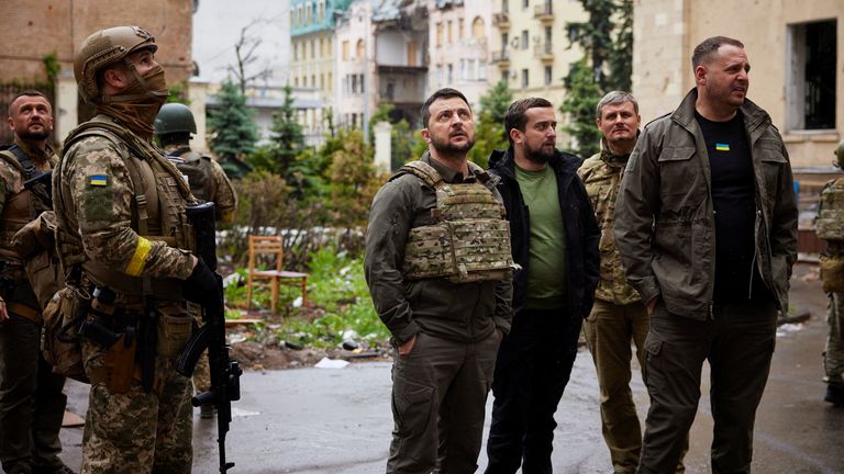 Ukrayna Devlet Başkanı Volodymyr Zelenskyy, Rus askeri saldırılarından zarar gören bir bölgeyi ziyaret etti.