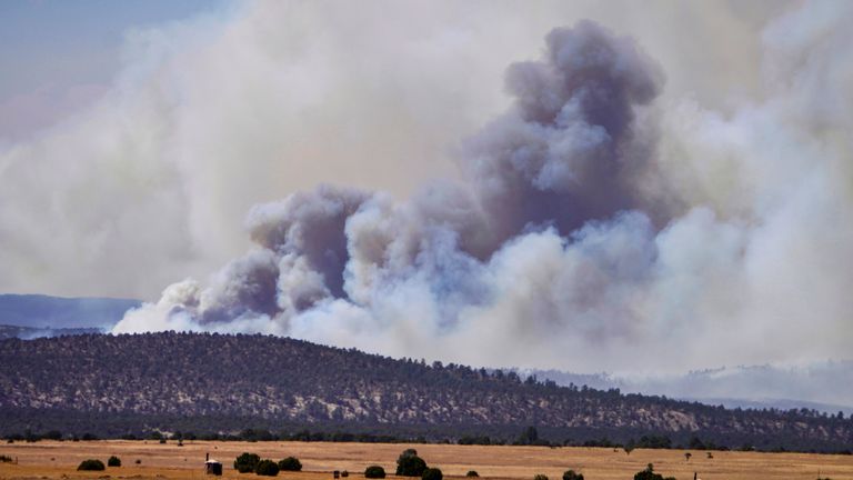 La fumée monte des incendies de forêt près de Las Vegas, NM, le mercredi 4 mai 2022. Les pompiers ont ralenti l'avancée du plus grand incendie de forêt aux États-Unis alors que les vents violents ont cédé mercredi, tandis que le président Joe Biden a approuvé une déclaration de catastrophe qui apporte de nouvelles ressources financières aux étendues éloignées du Nouveau-Mexique dévasté par un incendie depuis début avril.  (Roberto E. Rosales/The Albuquerque Journal via AP)