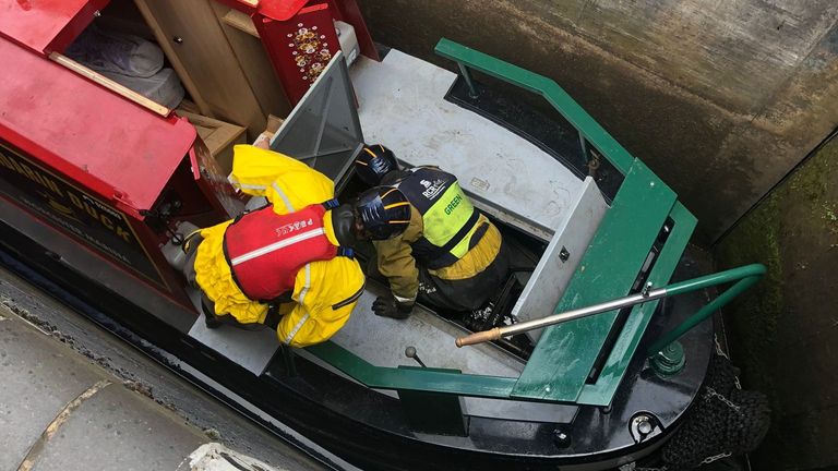 Des spécialistes de River Canal Rescue tentent de renflouer le bateau après qu'il se soit coincé dans l'écluse du canal de Droitwich.  Pic: Sauvetage du canal fluvial