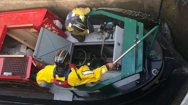 Nehir kanallarında çalışan kurtarma ekipleri, tekne sıkıştıktan sonra sığ sulardan çıkarmaya çalışıyor.  Droitwich Kanalı'nda kilitli.  Fotoğraf: Nehir Kanalı Kurtarma