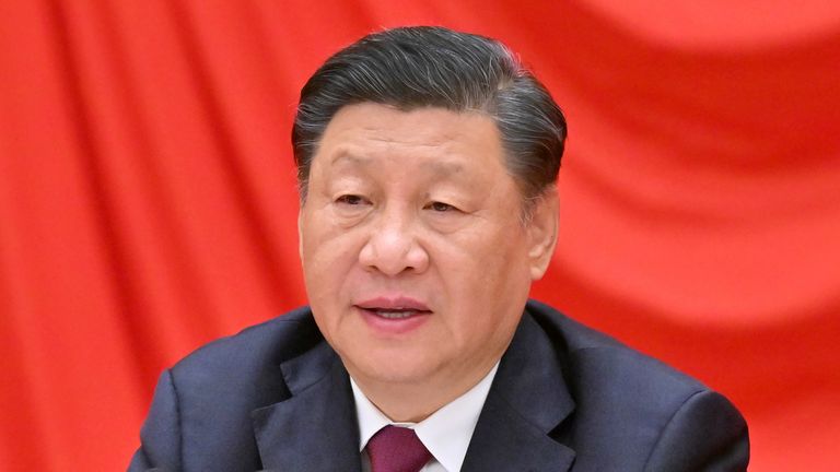 Sur cette photo publiée par l'agence de presse Xinhua, le président chinois Xi Jinping prononce un discours lors d'une cérémonie marquant le 100e anniversaire de la fondation de la Ligue de la jeunesse communiste de Chine au Grand Palais du Peuple à Pékin le mardi 10 mai 2022. Le président chinois Xi Jinping a promu mardi le rôle de l'aile jeunesse du Parti communiste au pouvoir avant un congrès clé du parti plus tard cette année, dans un contexte de pressions économiques et sociales croissantes.  (Yue Yuewei/Xinhua via AP)