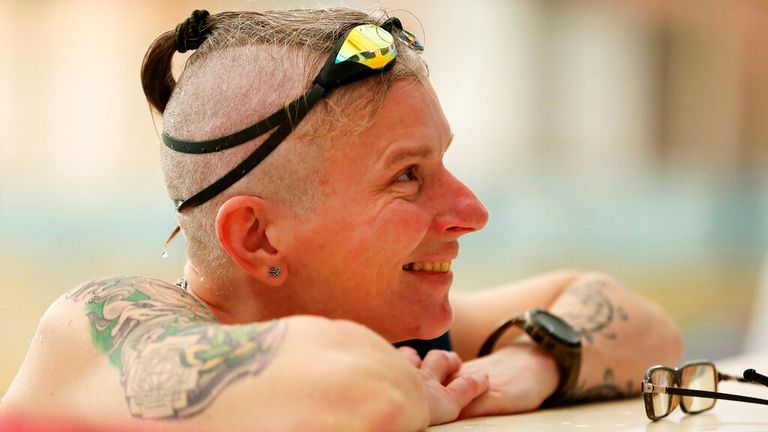 Yuliia Paievska, connue sous le nom de Taira, fait une pause dans la piscine lors des essais des Jeux Invictus à Kiev, en Ukraine, en 2018 