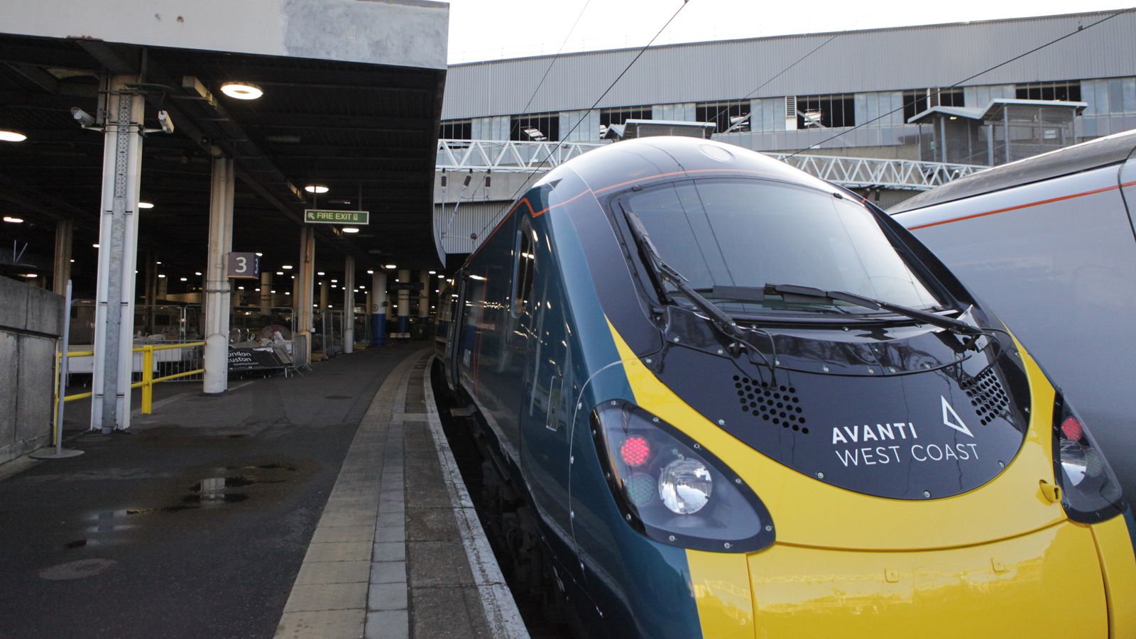 Влак, пълен с пътници, принуден да вземе 180-мили такси до Шотландия след отмяна на железопътния транспорт