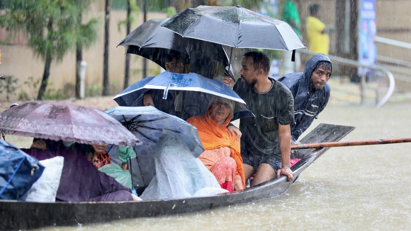 Mindestens 62 Menschen starben in Bangladesch und Indien, nachdem Überschwemmungen Millionen gestrandet ließen |  Weltnachrichten