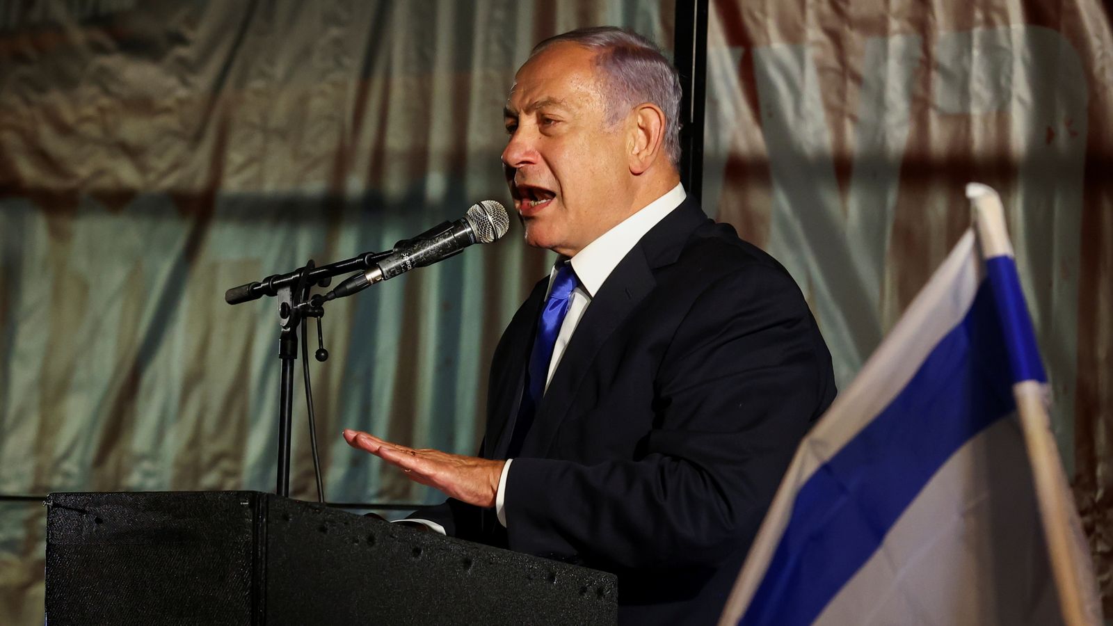 Israeli government collapses sparking fresh elections and raising possibility of Benjamin Netanyahu returning to power