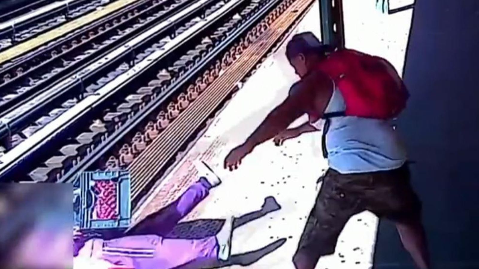 ニューヨークの地下鉄で女性を投げた後に逮捕された男| 米国のニュース