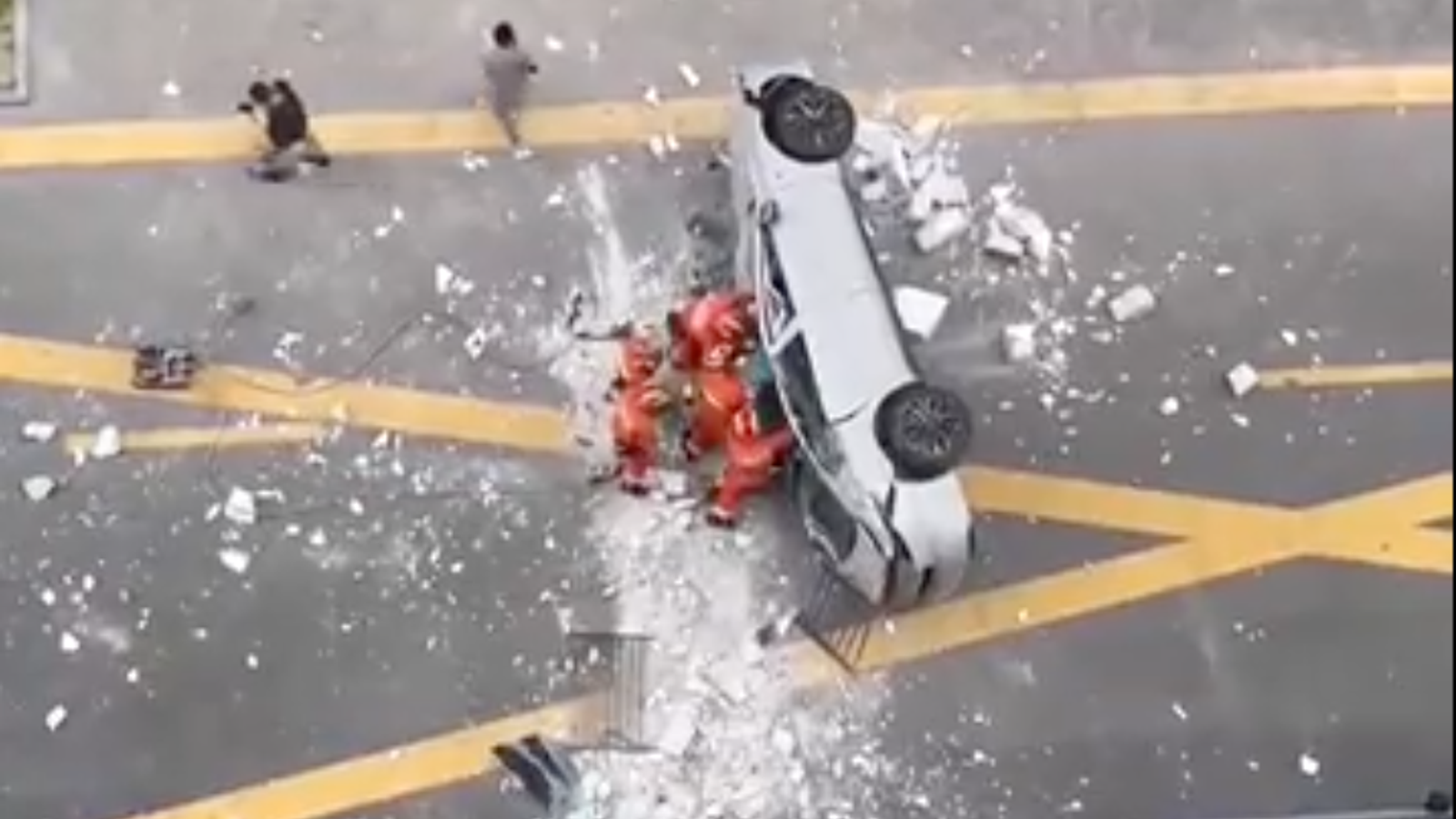 Китай: два человека погибли, когда электромобиль NIO упал с третьего этажа Шанхайского здания |  Новости мира