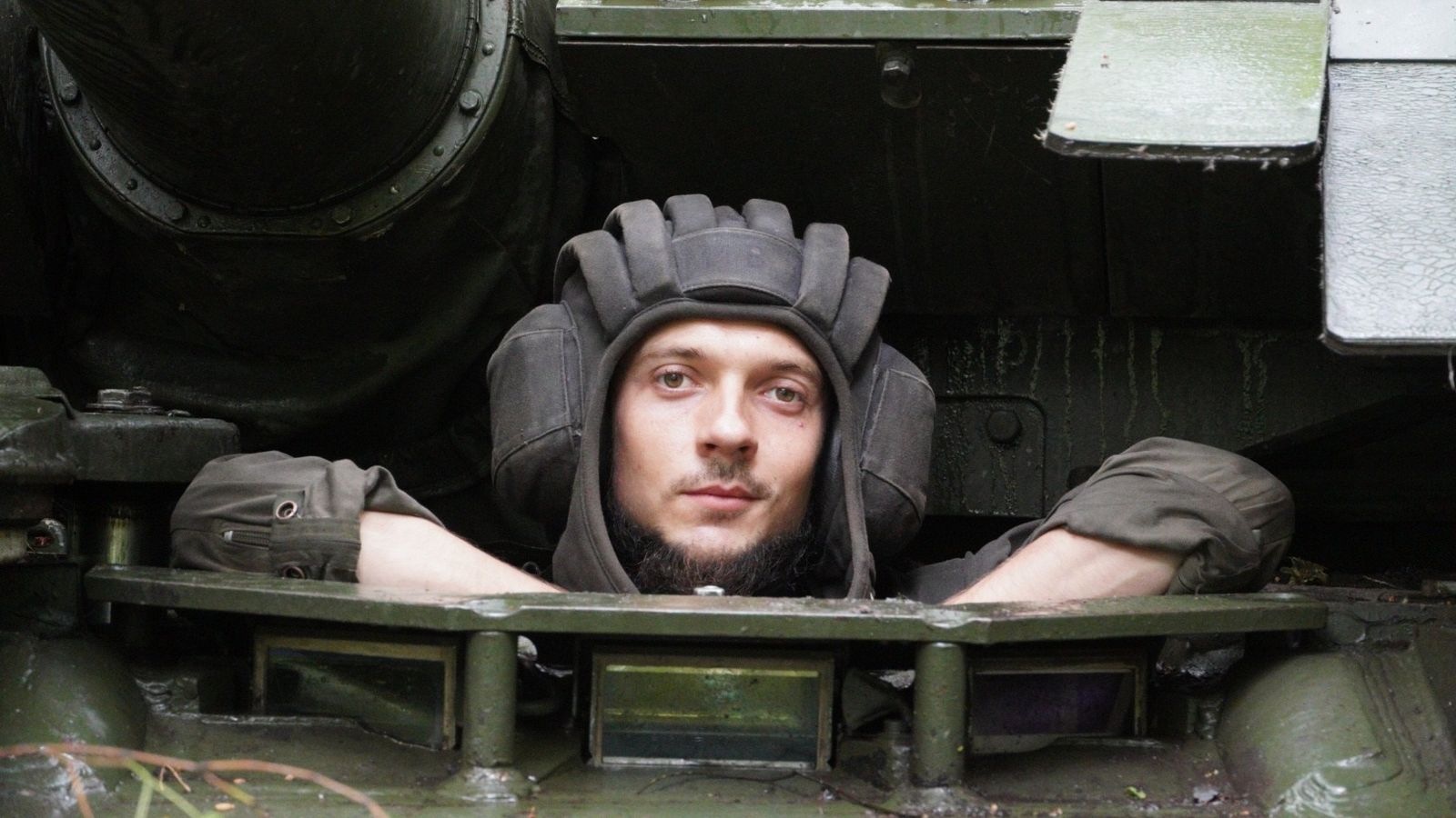 ウクライナ人は森の中に戦車を隠し、ロシア軍から鎧を盗みます| 世界のニュース