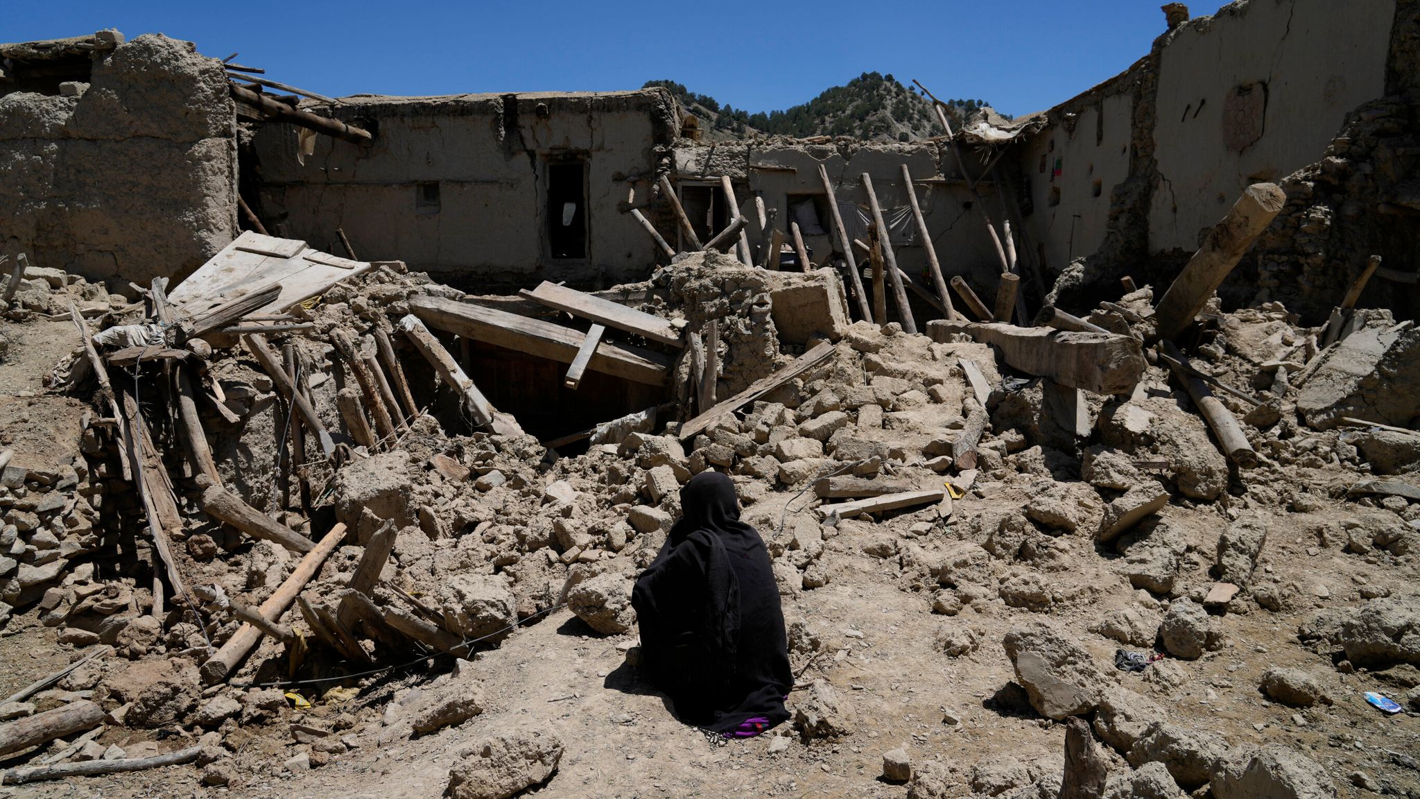 Earthquake in Afghanistan People are calling for help from the