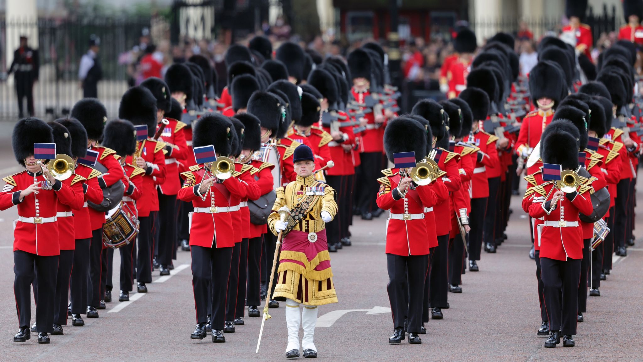 Best pictures of the Jubilee so far as royal fans come out to celebrate ...