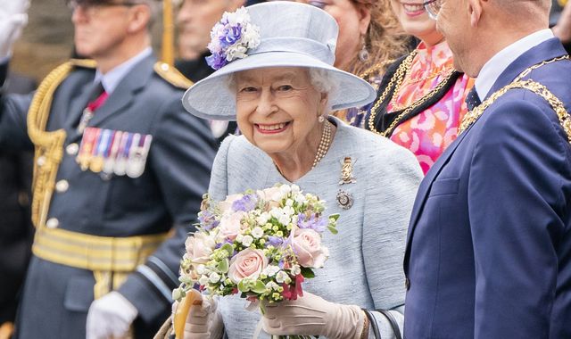 Smiling Queen makes public appearance in Scotland to take part in Ceremony of the Keys at the Palace of Holyroodhouse - Vimarsana News