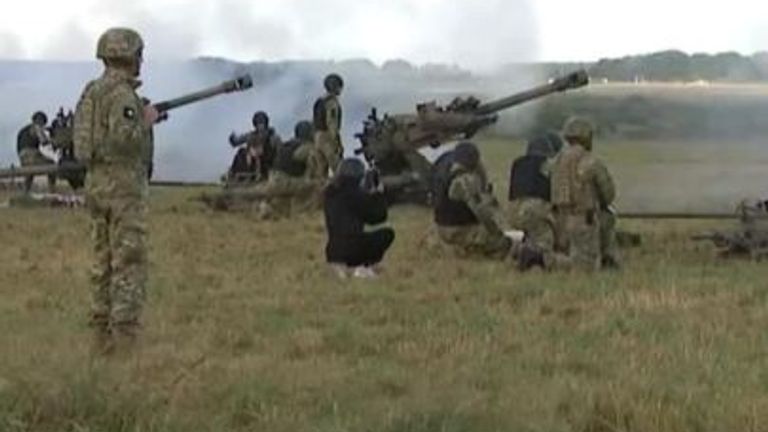 Soldados ucranianos disparan proyectiles en el campo británico.  El entrenamiento proporcionado por el Reino Unido podría cambiar el rumbo de la guerra.