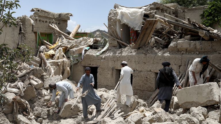 رجال أفغان يبحثون عن ناجين تحت أنقاض منزل دمر في الزلزال الذي ضرب غايان ، أفغانستان في 23 يونيو 2022.  تصوير: علي خارا - رويترز