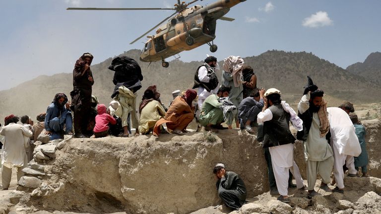 23 Haziran 2022, Afganistan'ın Gayan kentinde meydana gelen deprem bölgesine yardım getiren bir Taliban helikopteri havalanıyor. REUTERS/Ali Khara