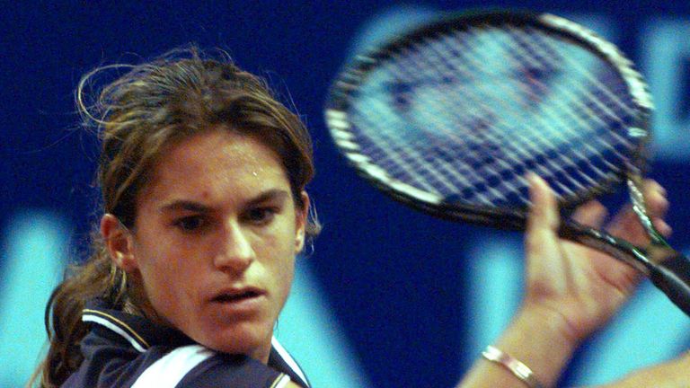 Amelie Mauresmo of France returns a shot to[ Martina Hingis of Switzerland ] in their quarterfinals at Paris indoor women tennis tournament,February 26. ??»