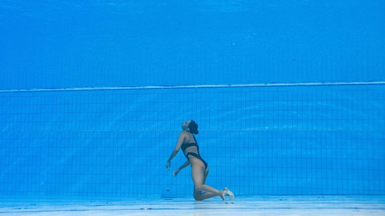 ARTISTIC SWIMMING-WORLD-WOMEN-2022
USA's Anita Alvarez sinks to the bottom of the pool during an incendent, in the women's solo free artistic swimming finals, during the Budapest 2022 World Aquatics Championships at the Alfred Hajos Swimming Complex in Budapest on June 22, 2022. (Photo by Oli SCARFF / AFP) (Photo by OLI SCARFF/AFP via Getty Images)