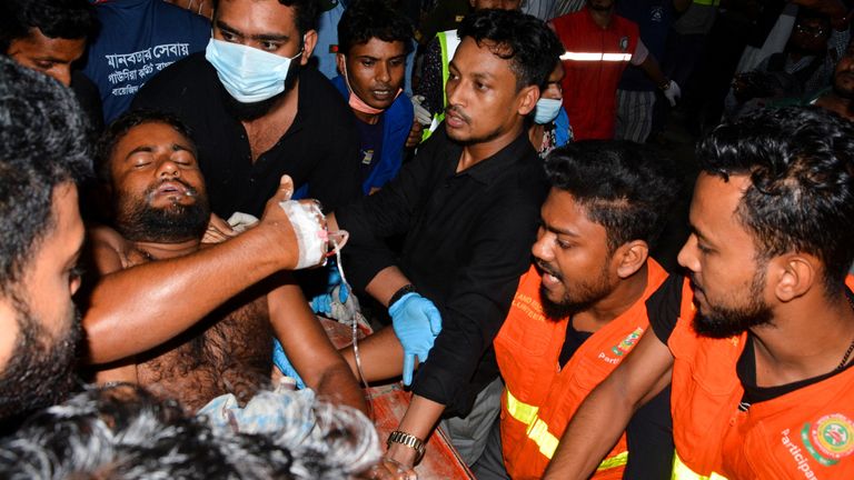 Bangladeş, Chittagong liman kenti yakınlarındaki Sitakund'daki bir iç konteyner deposunda çıkan büyük yangının ardından yaralı bir kurban hastaneye kaldırıldı, 5 Haziran 2022. REUTERS/Stringer YENİDEN SATIŞ YOK.  ARŞİV YOK