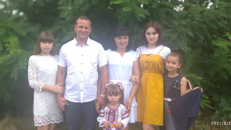 Yurii Berlizov ve eşi Maryna Berlizova, bazı çocuklarıyla birlikte.  Bay Berlizov, Ukrayna savaşının ilk gününde öldürüldü.  O bir askerdi.