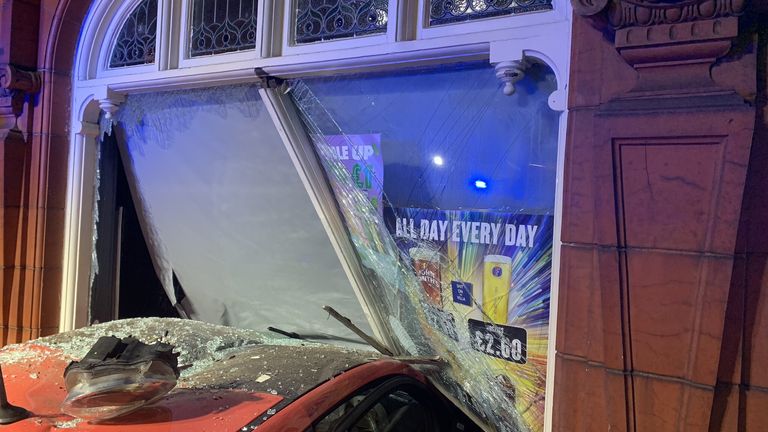 Photo de la voiture publiée par le service d'incendie des West Midlands après qu'elle s'est écrasée dans le pub de Shannon à Bordesley Green, Birmingham, mardi.  Deux femmes dans la voiture ont été légèrement blessées.  Date de la photo : mardi 7 juin 2022.