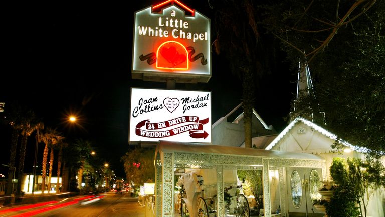 A view of the Little White Wedding Chapel where pop star Britney Spears reportedly married childhood friend Jason Alexander in Las Vegas, Nevada, January 3, 2004. REUTERS/Steve Marcus PP04010005 SM